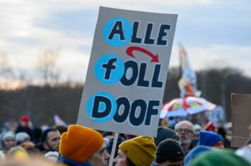 Demoschild zeigt "Alle, foll, doof" (AfD). Großdemos gegen Rechts nach den Correctiv-Recherchen.