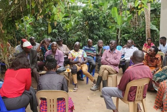 Gruppe von Gemeindemitgliedern diskutiert im Stuhlkreis mit einem Rechercheteam
