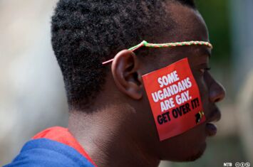 Kopf einer Person auf der Pride mit einem Sticker: Some Angandas are gay. Get over it.