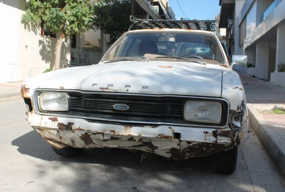 Alter, verbeulter Ford Cortina mit dem Baujahr 1973 zeigt die Krise der Weltwirtschaft aufgrund von Kapitalismus