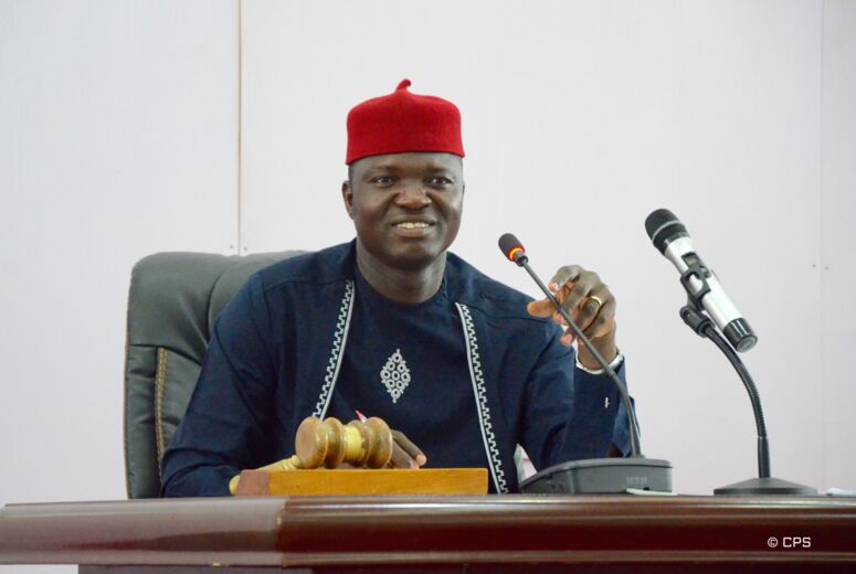 Der nigerianische Politiker Francis Nwifuru sitzt an einem Rednerpult