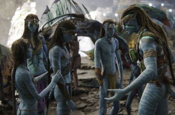 Filmszene mit fünf Na'vi-Figuren im Film Avatar. Kulturelle Aneignung und Kritik