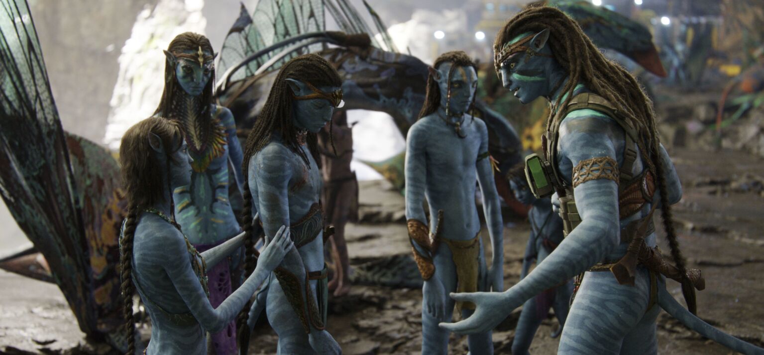 Filmszene mit fünf Na'vi-Figuren im Film Avatar. Kulturelle Aneignung und Kritik