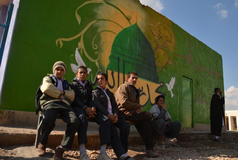 Fünf afghanische Geflüchtete vor einer Moschee in Iran. Ende 2023 fanden massive Abschiebungen statt