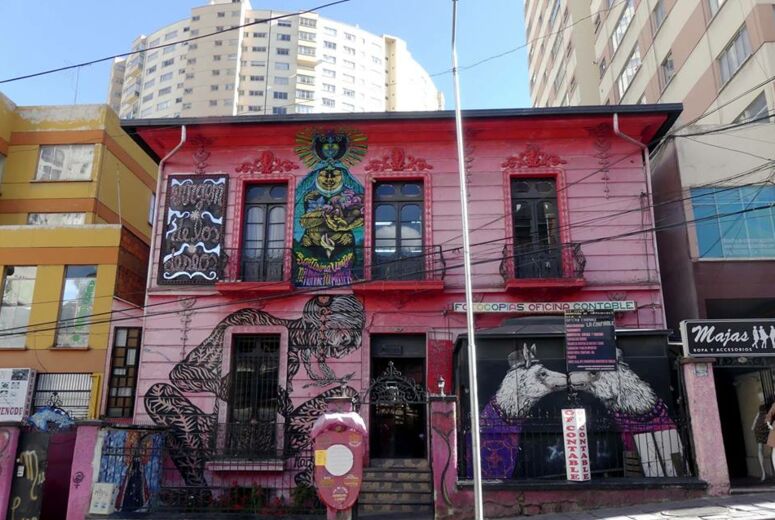 Feministisch: Pinkes zweistöckiges Haus und Café mit Grafittis und Malereien an den Wänden