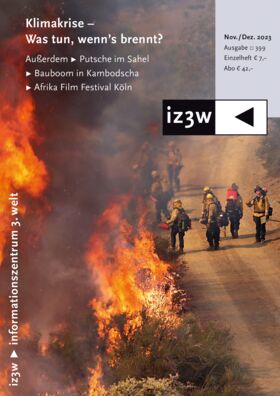 Klimakrise Waldbrände aufgrund von Klimaerwärmung. Rettungskräfte bei Löscharbeiten