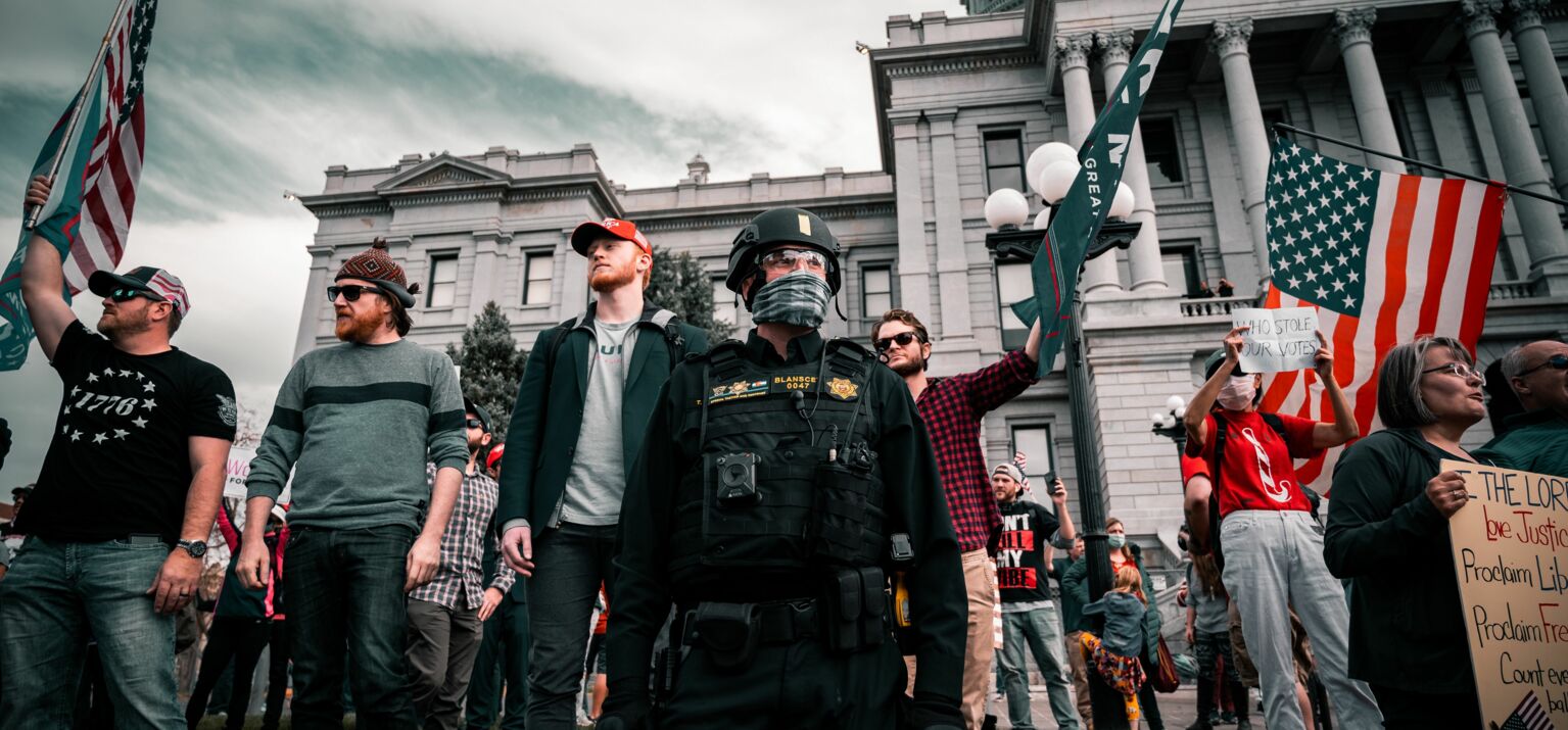 Ausschnitt der Pro-Trump Proteste in Denver in den USA: weiße und fast ausschließlich männliche Demonstrierende