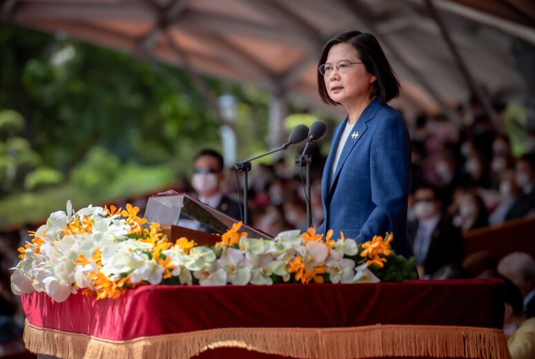 Die taiwanische Präsidentin Tsai Ing-wen spricht an einem Rednerpult, vor ihr zwei Mikrofone. 110er Nationalfeiertag der Republik China