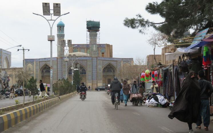 Blick von der Strasse auf unbeschädigte Moschee in Herat, nach dem Erdbeben ist sie beschädigt