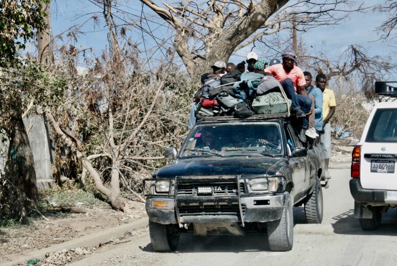 Flüchtenden in Auto vor Terror und Bandengewalt in Haiti.