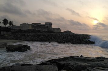 Cape Coast Castle in Ghana bei Sonnenaufgang