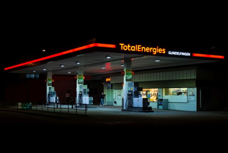 Die Lichter einer Tankstell von TotalEnergies in Gundelfingen bei Nacht
