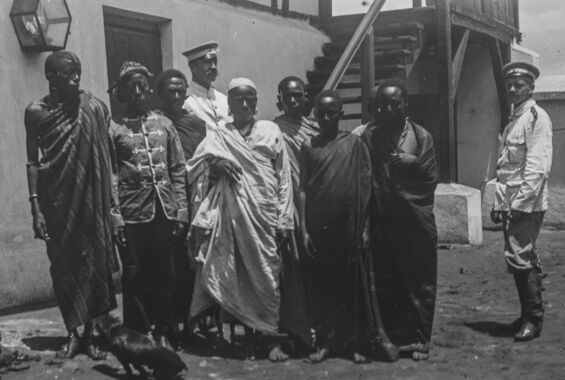 Chiefs im kolonialisierten Moshi Boma, Tansania | Foto: Hans Meyer (SLUB/Deutsche Fotothek) | Public Domain Mark 1.0