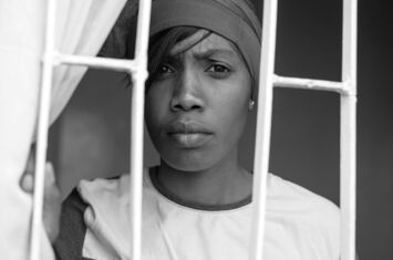 Queeres Filmstill: Angst vor dem Mob: Liz (Rose Njenga) sorgt sichum sich und ihre Partnerin Filmstill aus »Stories of Our Lives«,