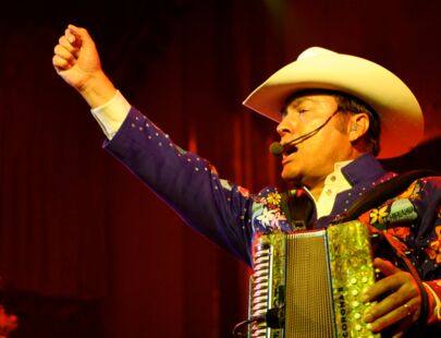 Corrido-Sänger mit Akkordeon und Cowboyhut