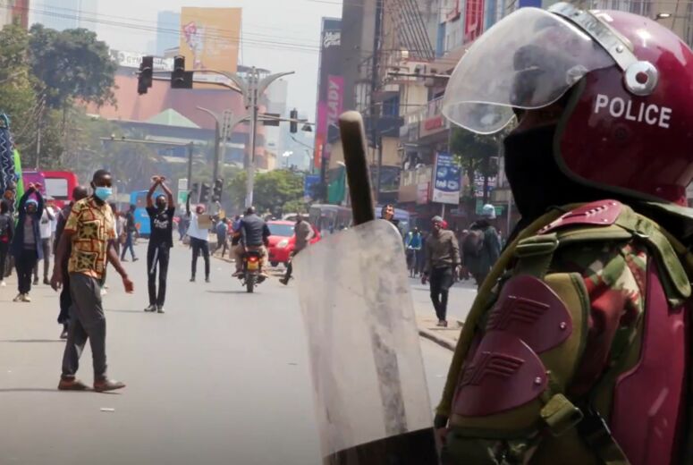 Polizei im Einsatz gegen Protestierende in den Straßen von Nairobi, Kenia 2024