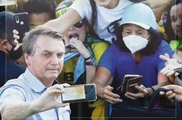 Foto von Jair Bolsonaro in einer Menschenmenge, der ein Selfie macht