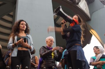 Feministischer Protest am 8. März in der Hauptstadt San José - Frauen auf einer Ballustrade