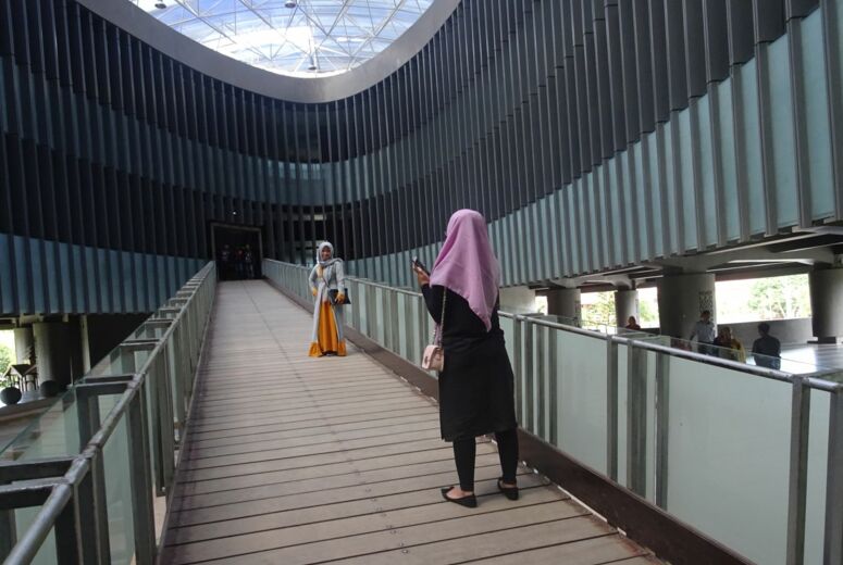 Besucherinnen im Tsunami Museum in Banda Aceh machen Erinnerungsfotos