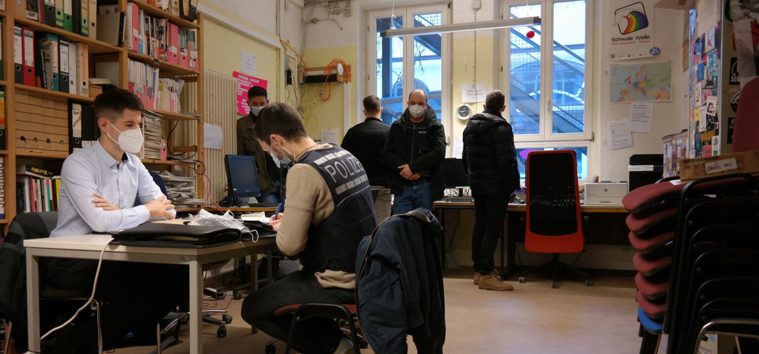 Polizei durchsucht die Redaktionsräume des Senders Radio Dreyeckland