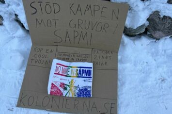 Protestschild im Schnee mit der Aufschrift »Kein Bergbau in Sápmi« unterzeichnet von kolonierna.se