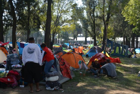 Migrant*Innen in Zelten in Mexico-Stadt