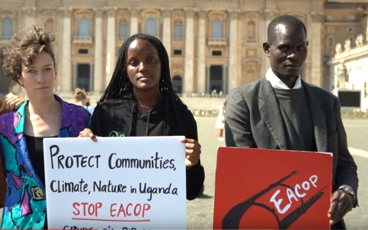 drei junge  Klimaaktivist*innen mit Transparenten in Europa - darunter TASHA aus Uganda und Fridays for Future Tansania