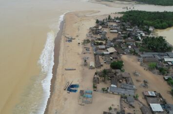 Luftaufnahme der Küstengemeinde Anlo Beach in Ghana, Blick auf die teils überfluteten und zerstörten Häuser der Fischer