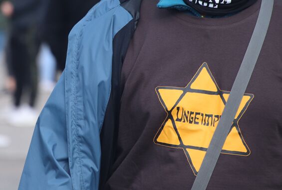 T-Shirt mit »Judenstern« und Beschriftung »ungeimpft« - Demo in Berlin am 16. Mai 2020 - Person auf der Straße