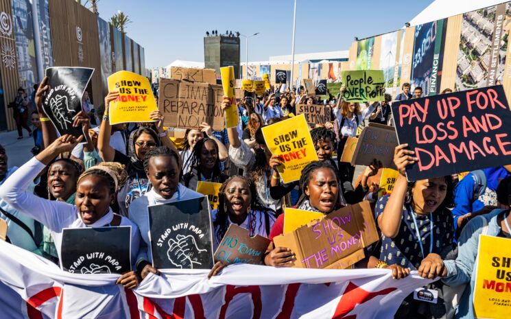 Fridays for Future mapa Aktvistinnen demonstrieren für Reparationen auf einem Protest, loss and damage