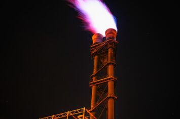 Gasabfackelung bei Nacht - Blick in den schwarzen Himmel