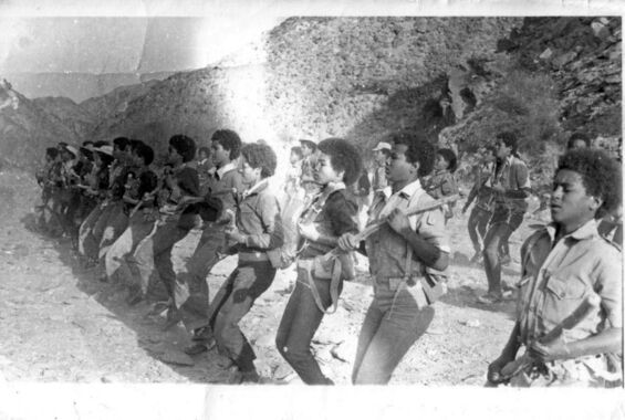 Frauen in Militärdress und mit Gewehr bei der Ausbildung, Schwarzweißfoto von 1974