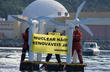 Greenpeace Aktivist*innen protestieren auf dem Wasser gegen den Bau des Atomkraftwerks Angra 3 in Rio de Janeiro