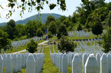 Grabsteine auf dem Friedhof der Todesopfer des Genozids in Srebrenica
