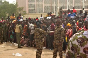 Militärs in Guinea während dem Putsch in 2021 vor einer Ansammlung von Zivilist*innen