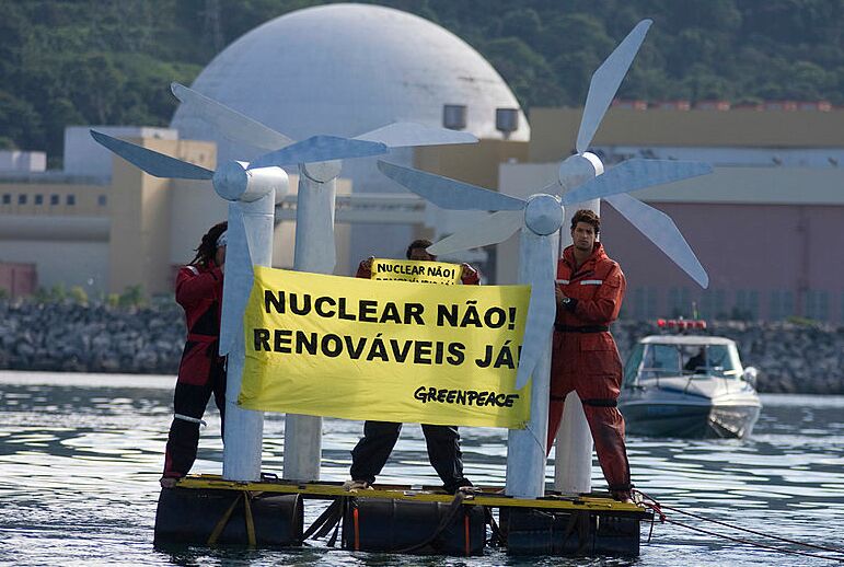 Greenpeace Aktivist*innen protestieren auf dem Wasser gegen den Bau des Atomkraftwerks Angra 3 in Rio de Janeiro