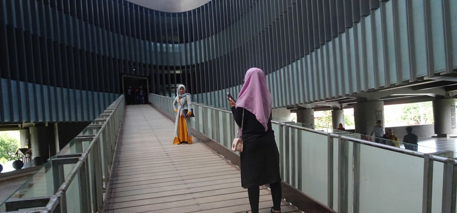 Besucherinnen im Tsunami Museum in Banda Aceh machen Erinnerungsfotos