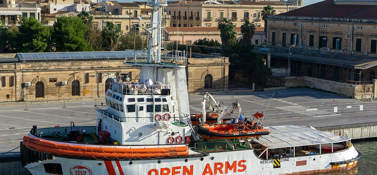 Rettungsschiff zur Seenotrettung im Hafen von Syrakus, Italien