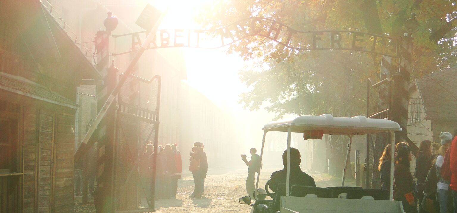 Eingang-Arbeit-macht-frei-Gedenkstaette-Auschwitz