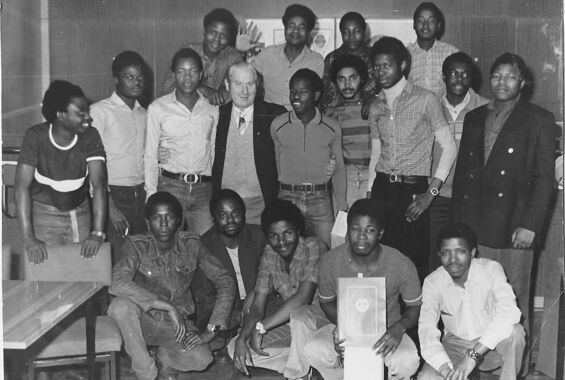 Gruppenfoto ehemaliger Vertragsarbeiter und Studierender aus Mosambik in der DDR