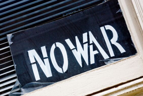 Aktuell häufen sich Kriege ohne Aussicht auf Friedensverhandlungen: Ukraine, Sudan, Jemen, Gaza. Protestbild "No War"