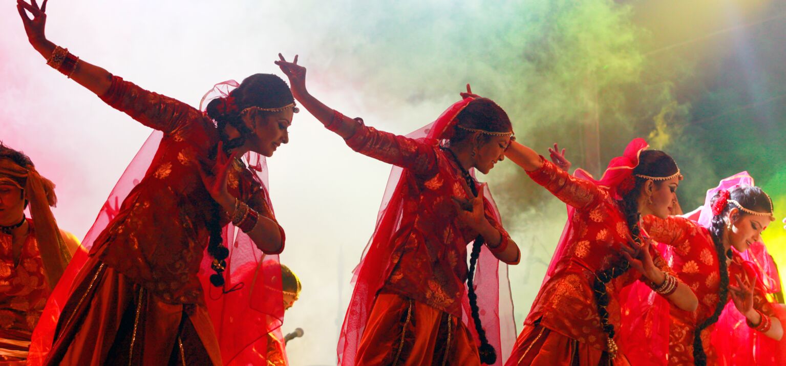 Mehrere Tänzer*innen auf dem Trination Mega Festival von von Bangladesch, Indien und Pakistan.