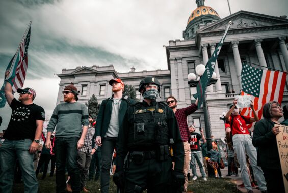 Ausschnitt der Pro-Trump Proteste in Denver in den USA: weiße und fast ausschließlich männliche Demonstrierende
