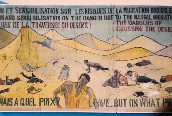 Gemalte Tafel mit einer Szene aus der Wüste am Eingang der Herberge