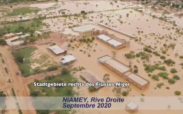 Screenshot aus den Nachrichten über die Überschwemmungen des Stadtgebietes rechts des Flusses Niger in der Hauptstadt Niamey, Nigeria mit der Unterschirft: September 2020.