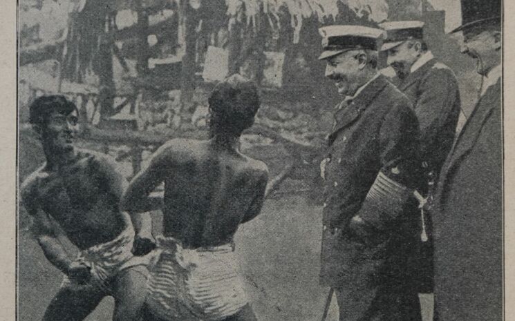 Foto von zwei Schwarzen beim Ringkampf - der Kaiser schaut zu. Aus: Kolonie und Heimat  43/1913