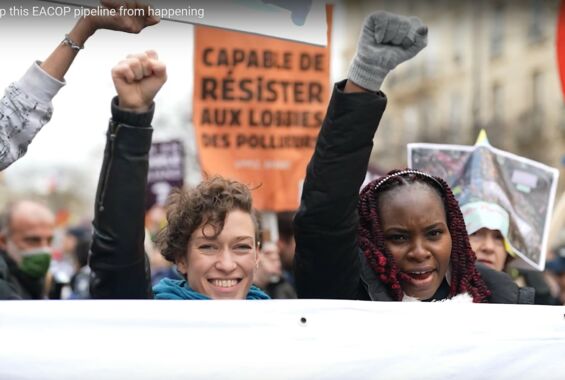 zwei protestierende Frauen vor der EU in Brüssel 2022