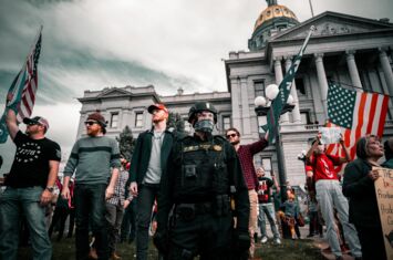 Ausschnitt der Pro-Trump Proteste in Denver in den USA: weiße und fast ausschließlich männliche Demonstrierende