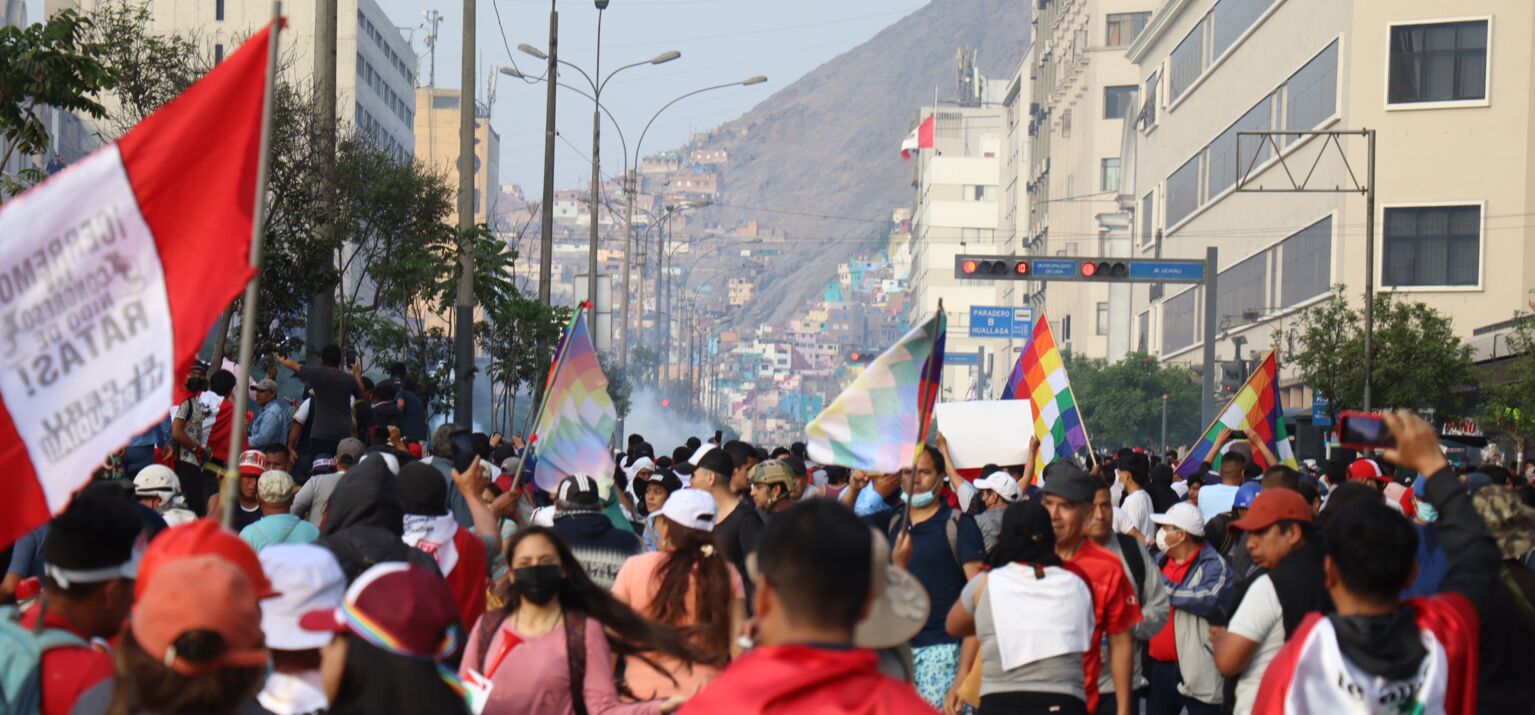 Proteste mit Protestzug von Menschen in den Straßen der Hauptstadt Lima
