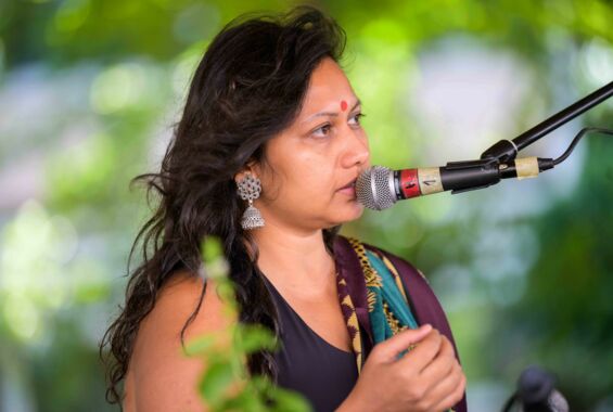 Portrait der Sängerin  Sinha Tritha vor dem Mikro